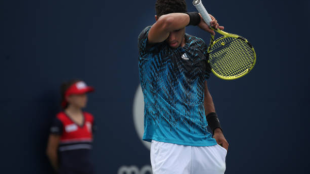 Aliassime se lamenta durante su partido de hoy. Fuente: Getty