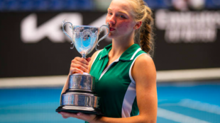 Alina Korneeva con el título de Grand Slam júnior del Open de Australia. Foto: Getty