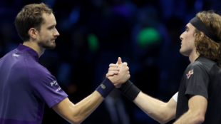 Daniil Medvedev y Stefanos Tsitsipas en su último encuentro. Foto: Getty