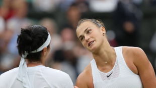 Ons Jabeur y Aryna Sabalenka en Wimbledon 2021. Foto: Getty