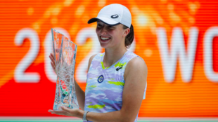 Iga Swiatek posa con el título del Miami Open 2022