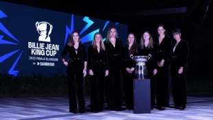 El equipo español posa con el trofeo. Foto: Billie Jean King Cup