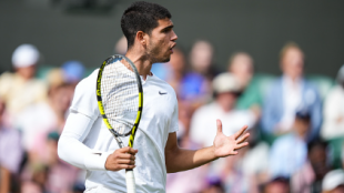 Carlos Alcaraz, decepcionado por derrota en Wimbledon 2022. Foto: gettyimages