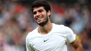 Carlos Alcaraz gana a Daniil Medvedev en Wimbledon 2023. Foto: gettyimages
