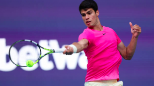 Carlos Alcaraz se impone a Dusan Lajovic en tercera ronda del Miami Open. Foto: Getty