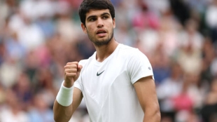 Carlos Alcaraz gana a Nicolas Jarry en Wimbledon 2023. Foto: gettyimages