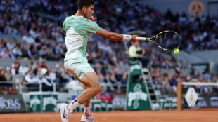 Carlos Alcaraz gana a Denis Shapovalov en Roland Garros 2023. Foto: gettyimages
