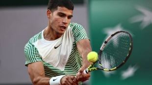 Carlos Alcaraz gana a Cobolli en Roland Garros 2023. Foto: gettyimages