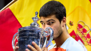 Carlos Alcaraz con el trofeo del US Open 2022. Foto: Getty