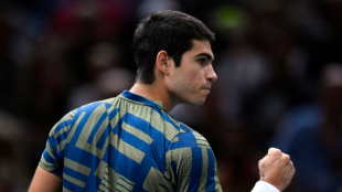 Carlos Alcaraz puede con Yoshihito Nishioka en su debut en París-Bercy. Foto: Getty