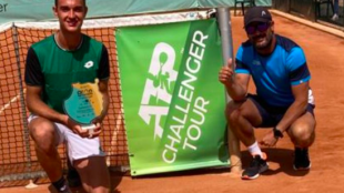 Carlos Gimeno y Fran Martínez posan con el trofeo en Gran Canaria.