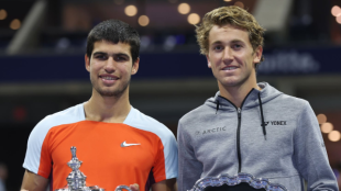 Carlos Alcaraz y Casper Ruud en la entrega de trofeos del US Open 2022. Foto: Getty