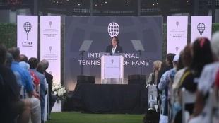 Conchita Martínez en pleno discurso. Fuente: Tennis Hall of Fame