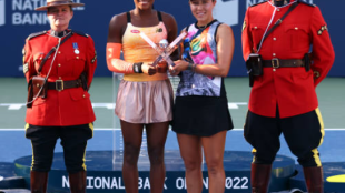 Cori Gauff y Pegula reciben el título del WTA de Toronto 2022   Fuente: Getty