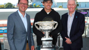 Anthony Carbines, Alex de Miñaur y Craig Tiley durante la presentación de la fase previa del Open de Australia 2023. Foto: Getty