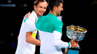 Medvedev y Djokovic en la ceremonia de trofeos. Fuente: Getty