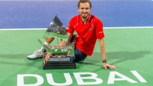 Daniil Medvedev con el título de Dubái 2023. Foto: Getty