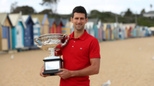 Novak Djokovic posa con el trofeo de campeón. Fuente: Getty