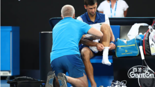Djokovic, tratado por el fisio por molestias en el codo durante el partido ante Chung en el Open de Australia 2018. Fuente: Getty