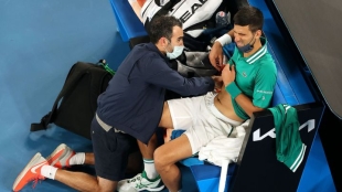 "No conozco a nadie con una rotura así que pueda golpear a la bola". Lesión de Djokovic. Foto: Getty