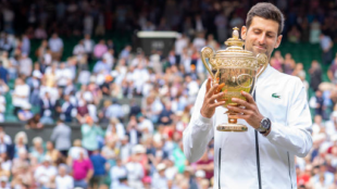 Djokovic, con el trofeo de campeón de Wimbledon 2019. Fuente: Getty