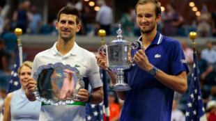 Novak Djokovic y Daniil Medvedev en la entrega de trofeos. Fuente: Getty