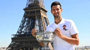 Novak Djokovic posando con la Copa Mosqueteros frente a la Torre Eiffel. Foto: Getty