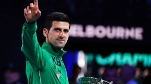El serbio con su 17º trofeo de Grand Slam. Foto: Getty