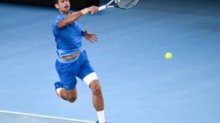 Novak Djokovic conectando una derecha durante su debut en el Open de Australia 2023. Foto: Getty