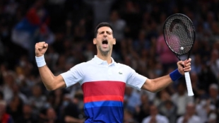 Muy efusivo en sus celebraciones el serbio ante Hurkacz en las semis de Bercy. Foto: Getty