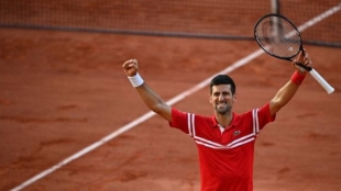 Alza los brazos al cielo Djokovic tras una batalla impresionante con Tsitsipas. Foto: Getty