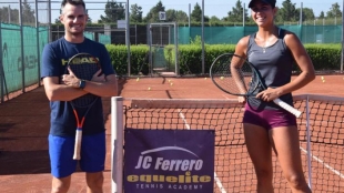 César Fábregas junto a Eva Guerrero. Fuente: Equelite