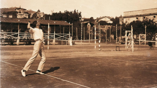 Ernest Witty jugando al tenis.