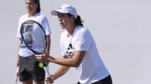 Garbiñe Muguruza entrenando junto a Conchita Martínez. Fuente: WTA