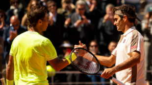 Federer y Nadal se saludan en su último duelo en Roland Garros. Fuente: Getty