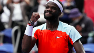 Frances Tiafoe celebra su pase a la final del ATP 500 Tokio 2022. Foto: Getty