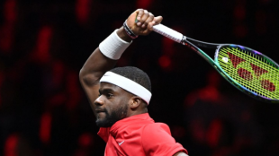 Frances Tiafoe puede con Stefanos Tsitsipas en la Laver Cup 2022. Foto: Getty