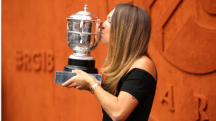 Halep con el título de Roland Garros. Fuente: Getty