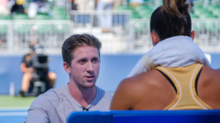 Tom Hill dirige a Maria Sakkari. Fuente: Getty