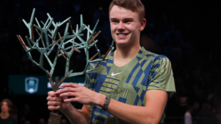 Holger Rune con el título de París-Bercy. Foto: Getty