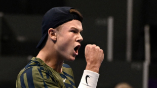 Holger Rune se impone ante Roberto Bautista en Basilea. Foto: Getty