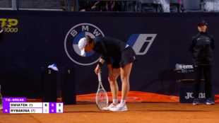 Iga Swiatek, lesionada en su duelo ante Rybakina en Roma. Fuente: DAZN