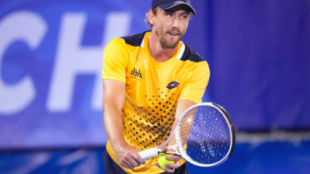 John Millman al servicio. Fuente: Getty