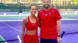 Leylah Fernández entrenando con su nuevo entrenador, Julián Alonso. Fuente: Punto de Break