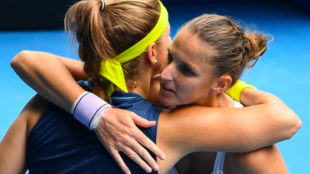 El abrazo entre Muchova y Pliskova. Fuente: Getty