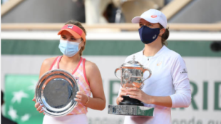 Kenin y Swiatek, en la ceremonia de premios de Roland Garros. Fuente: Getty