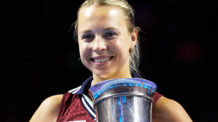 Anett Kontaveit con el título de campeona en Moscú. Fuente: Getty
