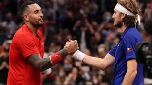 Kyrgios y Tsitsipas chocando palmas tras acabar su duelo. Foto: Getty