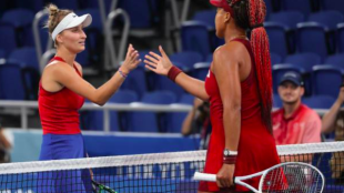 El saludo de Marketa Vondrousova y Naomi Osaka. Fuente: Getty