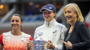 Martina Navratilova entregando el trofeo del US Open 2022 a Iga Swiatek. Foto: Getty